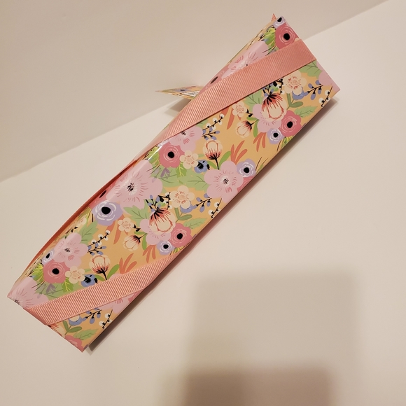 6 pc Essential Oil Collection in gift box,… - Picture 7 of 8